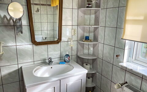 Brigitte: Lavabo, Luminaire Plomberie, Design Intérieur, Sol, Évier, Sol, Robinet, Plomberie, Pièce, Salle De Bains