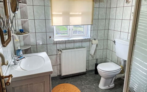 Brigitte: Luminaire Plomberie, Salle De Bains, Siège De Toilette, Toilette, Sol, Design Intérieur, Évier, Lavabo, Sol, Robinet