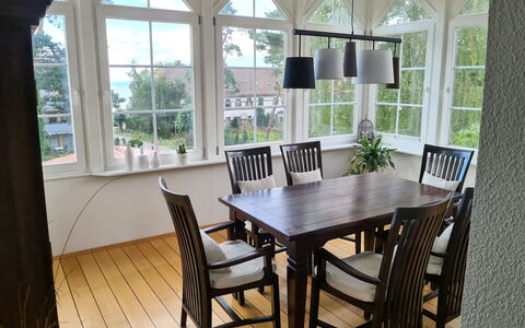 Villa am Meer: Bois, Pièce, Sol, Design Intérieur, Sol, Dur, Verre, Table, Meubles, Chaise