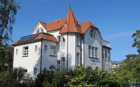 Villa am Meer: Fenêtre, Propriété, Architecture, Façade, Immobilier, Maison, Bâtiment, Toit, Domicile, Clocher