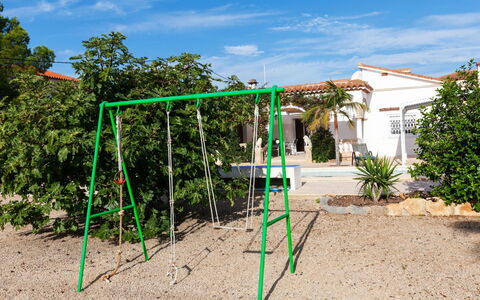 Villa del Capitan: Nuage, Ciel, Plante, Ombre, Lot Terre, Bâtiment, Arbre, Herbe, Terrain De Jeux, Loisir