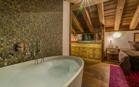 Denali: Baignoire, Cabinetry, Éclairage, Salle De Bains, Design Intérieur, Luminaire Plomberie, Robinet, Bois, Sol, Sol