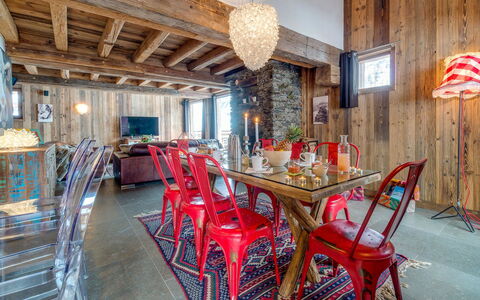 Denali: Propriété, Table, Meubles, Décoration, Chaise, Bois, Éclairage, Design Intérieur, Architecture, Bâtiment