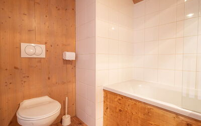 Les Chalets du Berger 602.4: Marron, Baignoire, Salle De Bains, Siège De Toilette, Sol, Toilette, Bois, Luminaire Plomberie, Sol