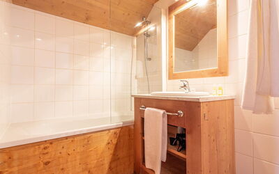 Les Chalets du Berger 602.3: Miroir, Marron, Robinet, Luminaire Plomberie, Évier, Cabinetry, Lavabo, Armoire De Toilette, Salle De Bains, Bâtiment