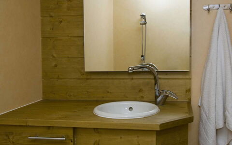 Les Orres 651: Robinet, Miroir, Luminaire Plomberie, Évier, Lavabo, Salle De Bains, Rectangle, Bois, Sol