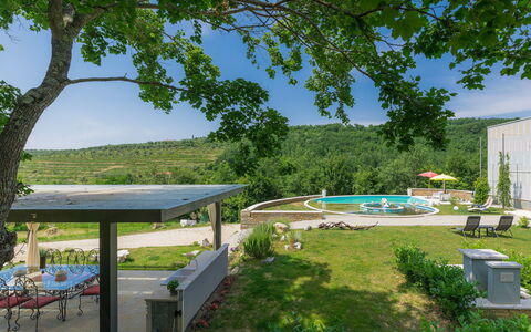 Studio Gallery Bura: Plante, Ciel, Propriété, Arbre, Ombre, Mobilier De Jardin, Lot Terre, Herbe, Bâtiment, Loisir
