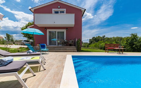 Villa May: Nuage, Ciel, L'Eau, Bâtiment, Plante, Bleu, Bleu Azur, Piscine, Ombre, Mobilier De Jardin