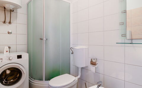 Omiš 901: Luminaire Plomberie, Bâtiment, Siège De Toilette, Propriété, Buanderie, Toilette, Blanc, Lavabo, Violet, Salle De Bains