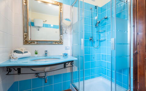 Rokkaria: Miroir, Luminaire Plomberie, Robinet, Propriété, Photographier, Évier, Violet, Salle De Bains, Bleu, Bleu Azur