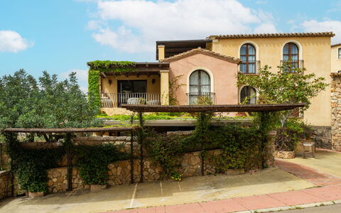 Rokkaria: Ciel, Plante, Nuage, Bâtiment, Fenêtre, Lot Terre, Maison, Paysage, Arbre, Immobilier