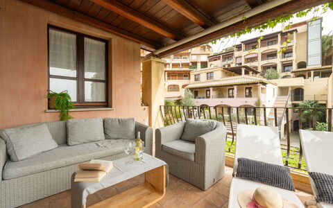 Rokkaria: Meubles, Propriété, Plante, Canapé, Pot De Fleur, Plante D'Appartement, Bâtiment, Table, Design Intérieur, Fenêtre