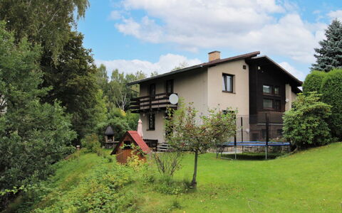 Desná V Jizerských Horách: Ciel, Nuage, Plante, Bâtiment, Fenêtre, Arbre, Maison, Paysage Naturel, Lot Terre, Herbe
