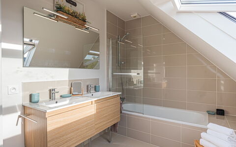 Le Ponant: Miroir, Robinet, Luminaire Plomberie, Propriété, Évier, Lavabo, Bâtiment, Salle De Bains, Design Intérieur, Bois