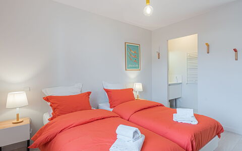 Le Ponant: Meubles, Propriété, Confort, Bleu Azur, Oreiller, Design Intérieur, Bois, Orange, Cadre De Lit, Textile