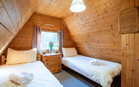 Rowan Cottage: Meubles, Propriété, Confort, Fenêtre, Bois, Bâtiment, Lit, Design Intérieur, Sol, Cadre De Lit