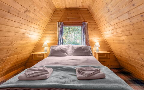Birchwood Cottage: Bâtiment, Propriété, Meubles, Confort, Bois, Design Intérieur, Lit, Sol, Cadre De Lit, Sol