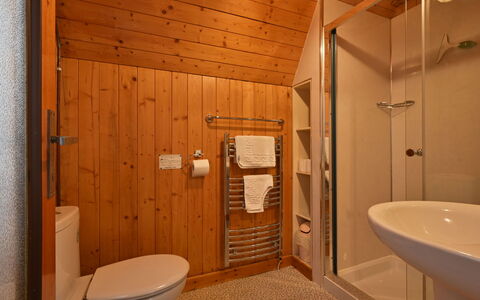 Birchwood Cottage: Propriété, Luminaire Plomberie, Évier, Robinet, Salle De Bains, Bois, Tete De Douche, Design Intérieur, Toilette