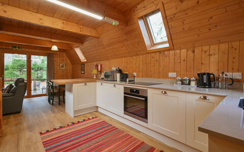 Birchwood Cottage: Cabinetry, Comptoir, Meubles, Bois, Cuisine, Éclairage, Design Intérieur, Sol, Cuisinière, Sol