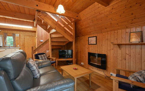 Birchwood Cottage: Propriété, Meubles, Canapé, Table, Bois, Design Intérieur, Éclairage, Bâtiment, Salon, Faisceau