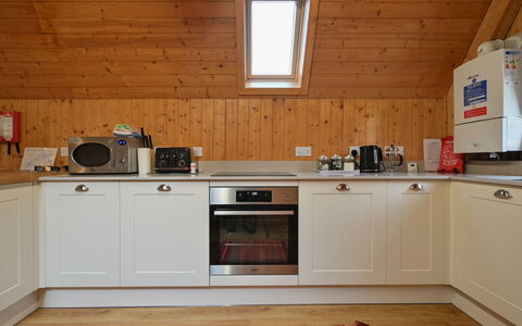 Birchwood Cottage: Cabinetry, Evier, Comptoir, Propriété, Bâtiment, Fenêtre, Appareil De Cuisine, Cuisinière, Évier, Bois