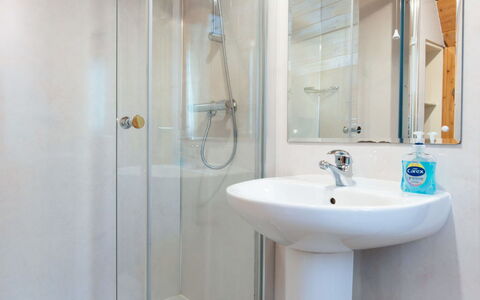 Birchwood Cottage: Salle De Bains, Luminaire Plomberie, Sol, Sol, Design Intérieur, Lavabo, Douche, Plomberie, Tete De Douche, Plafond