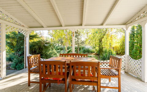 Kiwi: Table, Meubles, Plante, Propriété, Chaise, Bâtiment, Bois, Tableau De Plein Air, Mobilier De Jardin, Ombre