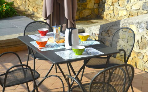 Casa 51: Table, Meubles, Plante, Chaise, Tableau De Plein Air, Vaisselle, Mobilier De Jardin, Bâtiment, Design Intérieur, Jaune