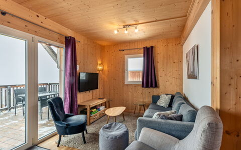 Klippitzoase: Meubles, Propriété, Bâtiment, Confort, Canapé, Bois, Éclairage, Salon, Design Intérieur, Sol