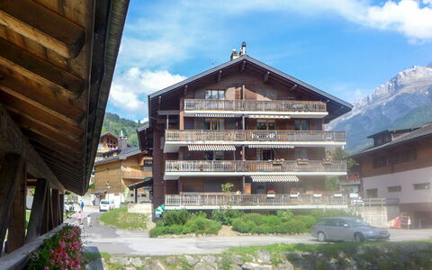 Val Neige Apt. 12: Nuage, Plante, Ciel, Bâtiment, Propriété, Fenêtre, Architecture, Arbre, Montagne, Loisir