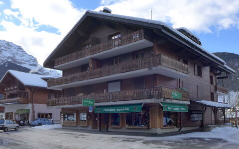 Val Neige Apt. 12: Fenêtre, Ville, Propriété, Bâtiment, L'Hiver, Neige, Maison, Chaîne De Montagnes, Immobilier, Usage Mixte