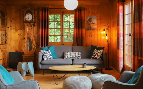 Chalet les Rochers Blancs: Meubles, Propriété, Table, Lumière, Confort, Cadre, Bâtiment, Bois, Fenêtre, Éclairage