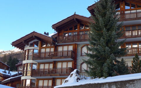 Shangri la: Ciel, Fenêtre, Bâtiment, Neige, Arbre, Zone Résidentielle, Quartier, Design Urbain, Immobilier, Façade