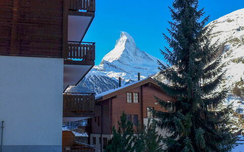 Shangri la: Ciel, Bâtiment, Jour, Propriété, Neige, Fenêtre, Lumière, Bleu Azur, Montagne, Pente
