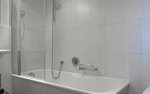 Shangri la: Robinet, Luminaire Plomberie, Propriété, Tete De Douche, Bâtiment, Douche, Salle De Bains, Baignoire, Design Intérieur
