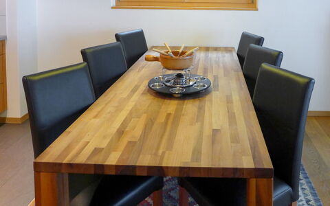 Shangri la: Table, Meubles, Propriété, Vaisselle, Rectangle, Chaise, Bois, Bâtiment, Design Intérieur, Tache De Bois