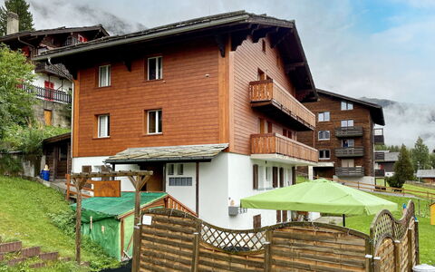 Grächen 170: Nuage, Ciel, Bâtiment, Propriété, Fenêtre, Plante, Maison, Bois, Lot Terre, Arbre