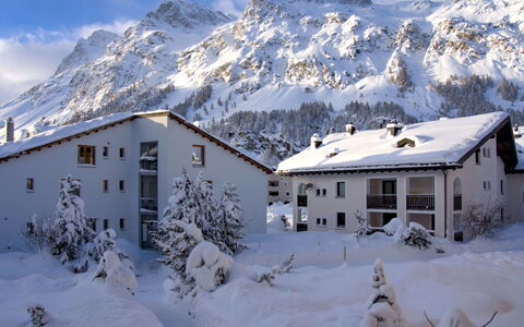Chesa Ginellas: Neige, Ciel, Nuage, Bâtiment, Propriété, Fenêtre, Montagne, Lumière, La Nature, Pente