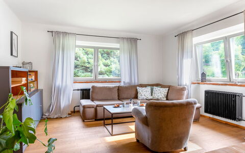 Brníčko: Fenêtre, Canapé, Plante, Bois, Ombre, Design Intérieur, Salon, Sol, Sol