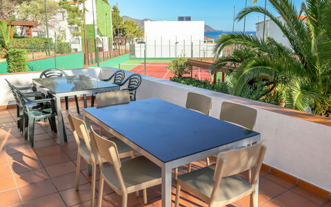 Llançà 659: Propriété, Table, Meubles, Immobilier, Chaise, Verre, Bleu Azur, Zone Résidentielle, Table Cuisine Et Salle A Manger, Arecales