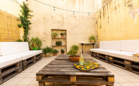 Cal Juan: Plante, Meubles, Propriété, Table, Bois, Bâtiment, Mobilier De Jardin, Design Intérieur, Sol, Salon