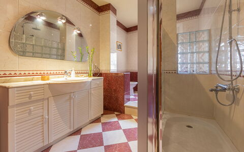 Cal Juan: Baignoire, Luminaire Plomberie, Robinet, Propriété, Cabinetry, Comptoir, Miroir, Douche, Armoire De Toilette, Salle De Bains