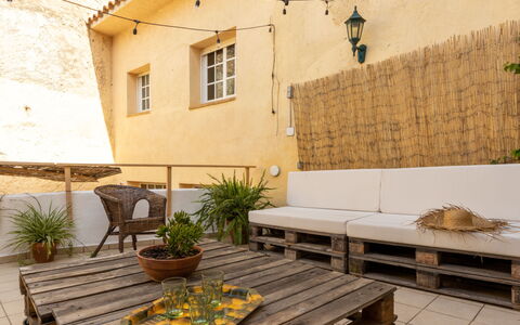 Cal Juan: Plante, Table, Bâtiment, Propriété, Fenêtre, Meubles, Pot De Fleur, Fleur, Bois, Mobilier De Jardin