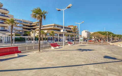 Les Tamaris: Ciel, Jour, Bâtiment, Éclairage Public, Surface De La Route, Bleu Azur, Arbre, Ombre, Asphalte, Arecales