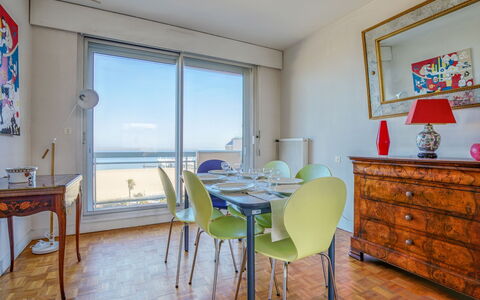 Les Tamaris: Table, Meubles, Propriété, Chaise, Bleu, Bleu Azur, Bois, Cabinetry, Design Intérieur, Fenêtre