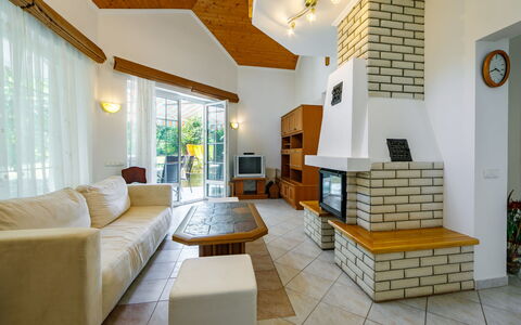 Viewpoint Tower: Propriété, Meubles, Canapé, Cabinetry, Design Intérieur, Éclairage, Étagère, Sol, Sol, Bois