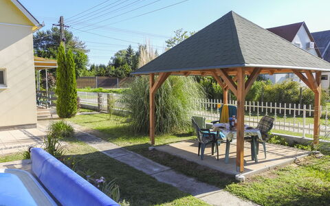 Sunny Day: Toit, Jardin, Ombre, Chalet, Structure En Plein Air, Pelouse, Arrière-Cour, Aménagement Paysager, Cour, Belvédère