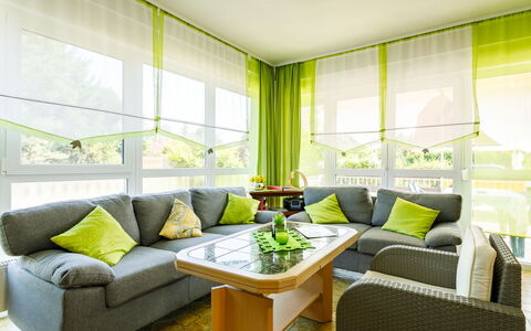 Sunny Day: Meubles, Canapé, Propriété, Table, Produit, Confort, Design Intérieur, Oreiller, Salon, Canapé-Lit