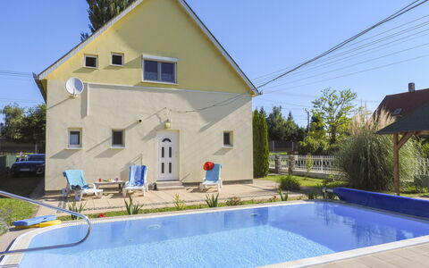 Sunny Day: Piscine, Zone Résidentielle, Maison, Recours, Établissements Humains, Chalet, Loisir, Biens, Villa, Arrière-Cour