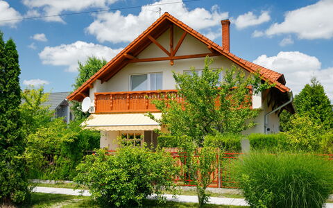 Renata: Nuage, Plante, Ciel, Bâtiment, Propriété, Fenêtre, Maison, Arbre, Lot Terre, Chalet
